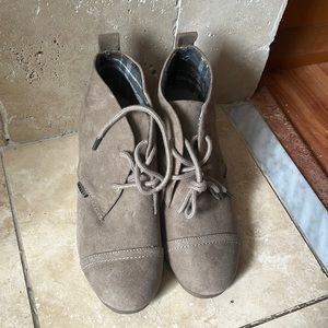 Bongo’s suede shoes